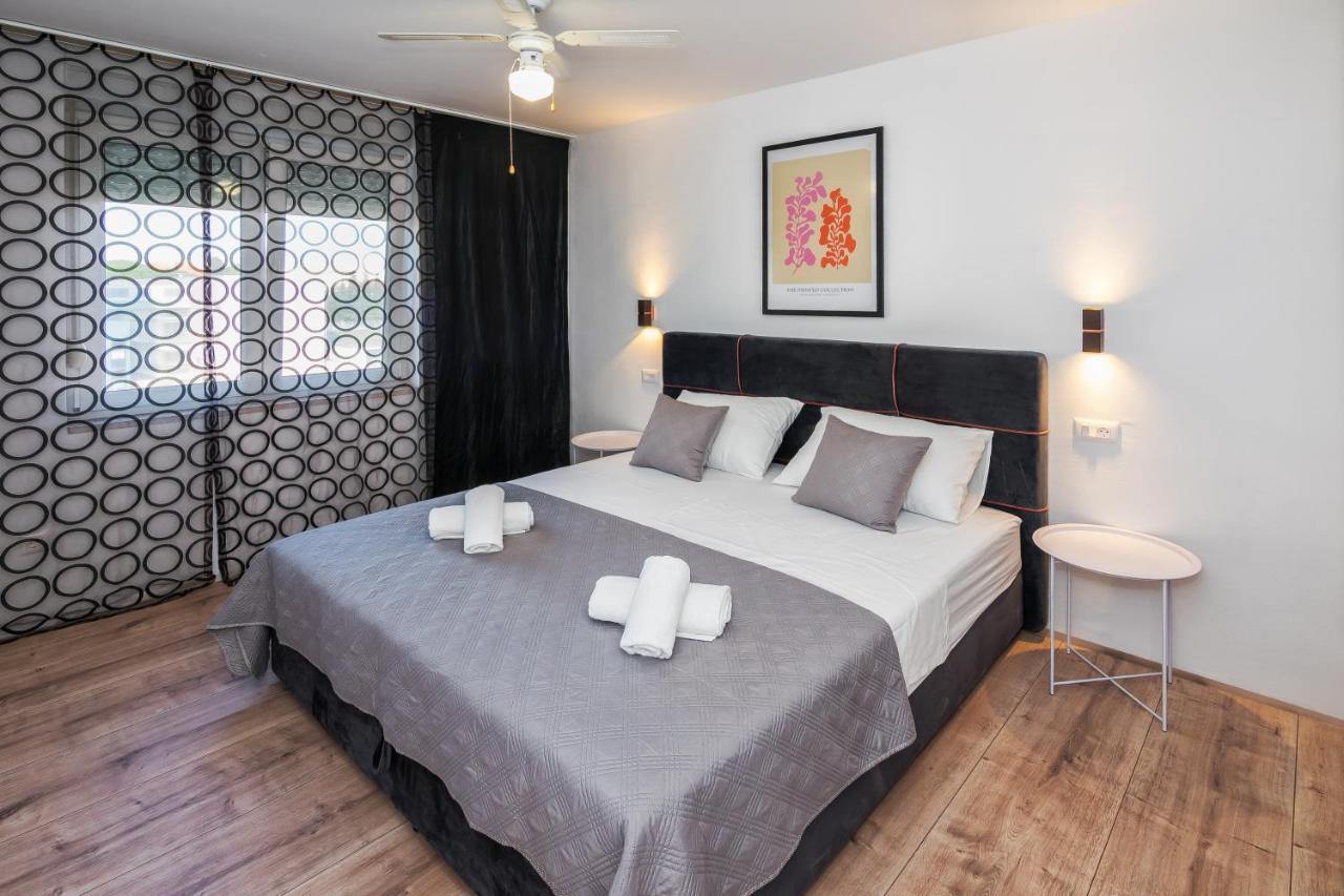 3-Bedroom Sea View Apartment - Balcony, Elevator - Spinut, Split Сплит Екстериор снимка