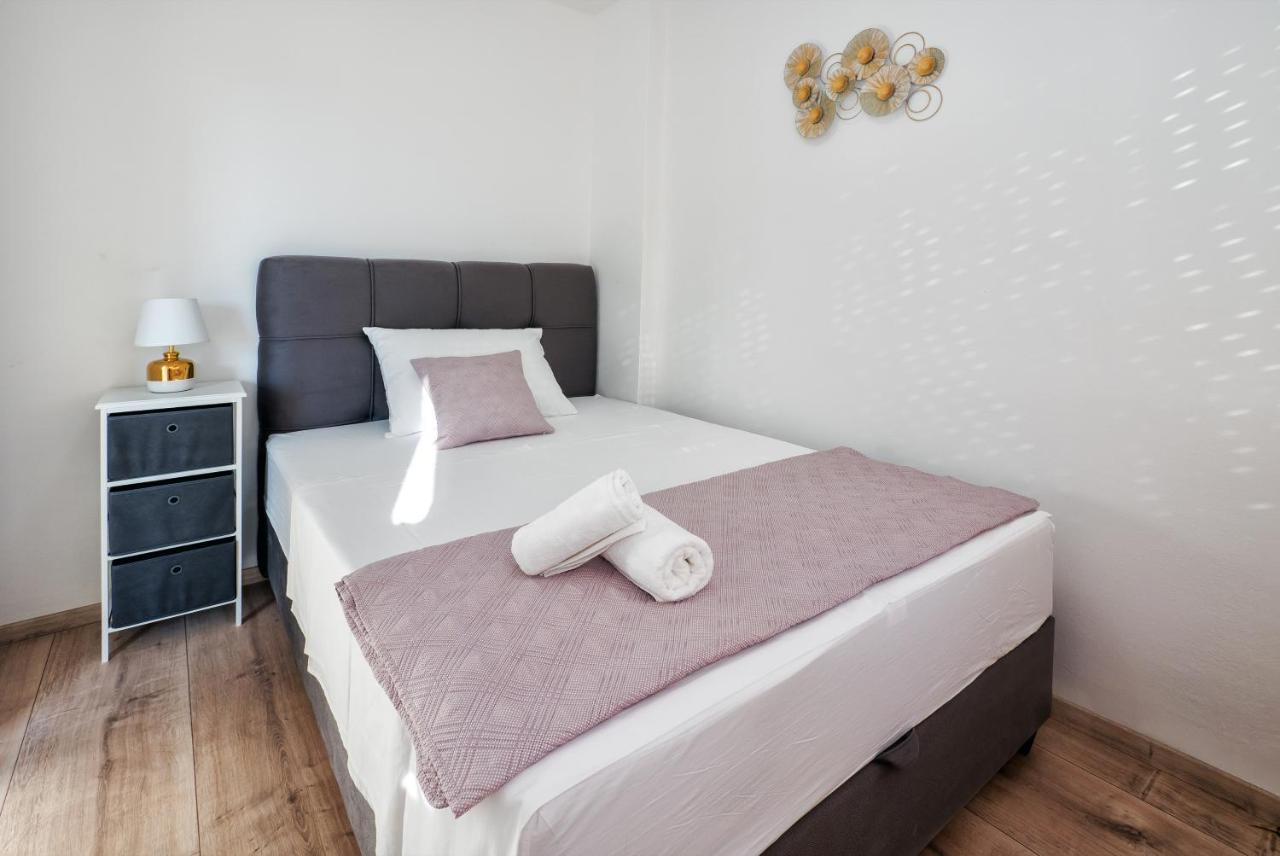 3-Bedroom Sea View Apartment - Balcony, Elevator - Spinut, Split Сплит Екстериор снимка