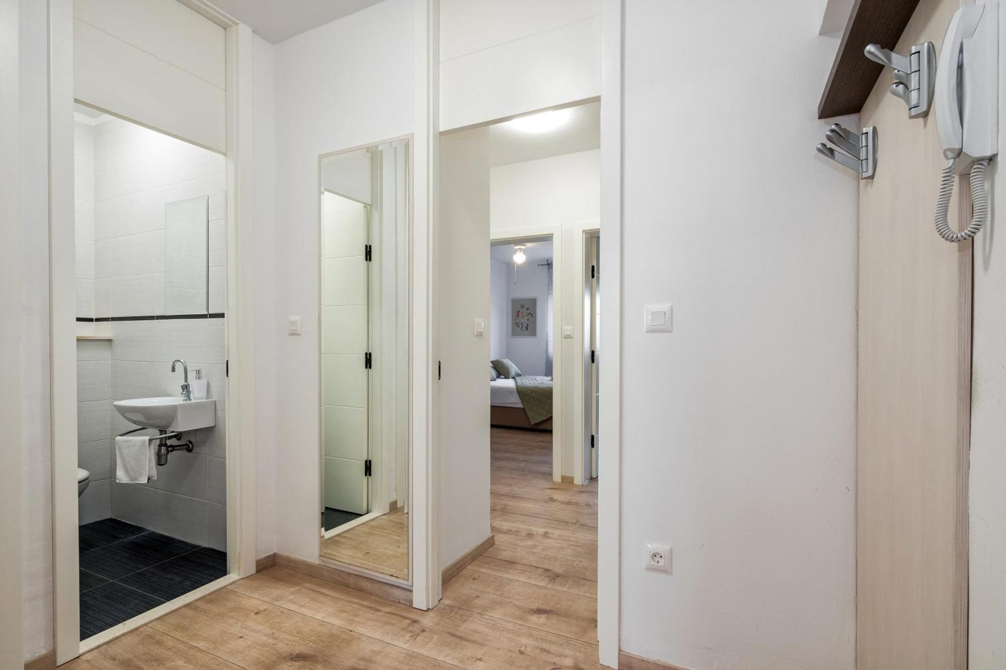 3-Bedroom Sea View Apartment - Balcony, Elevator - Spinut, Split Сплит Екстериор снимка