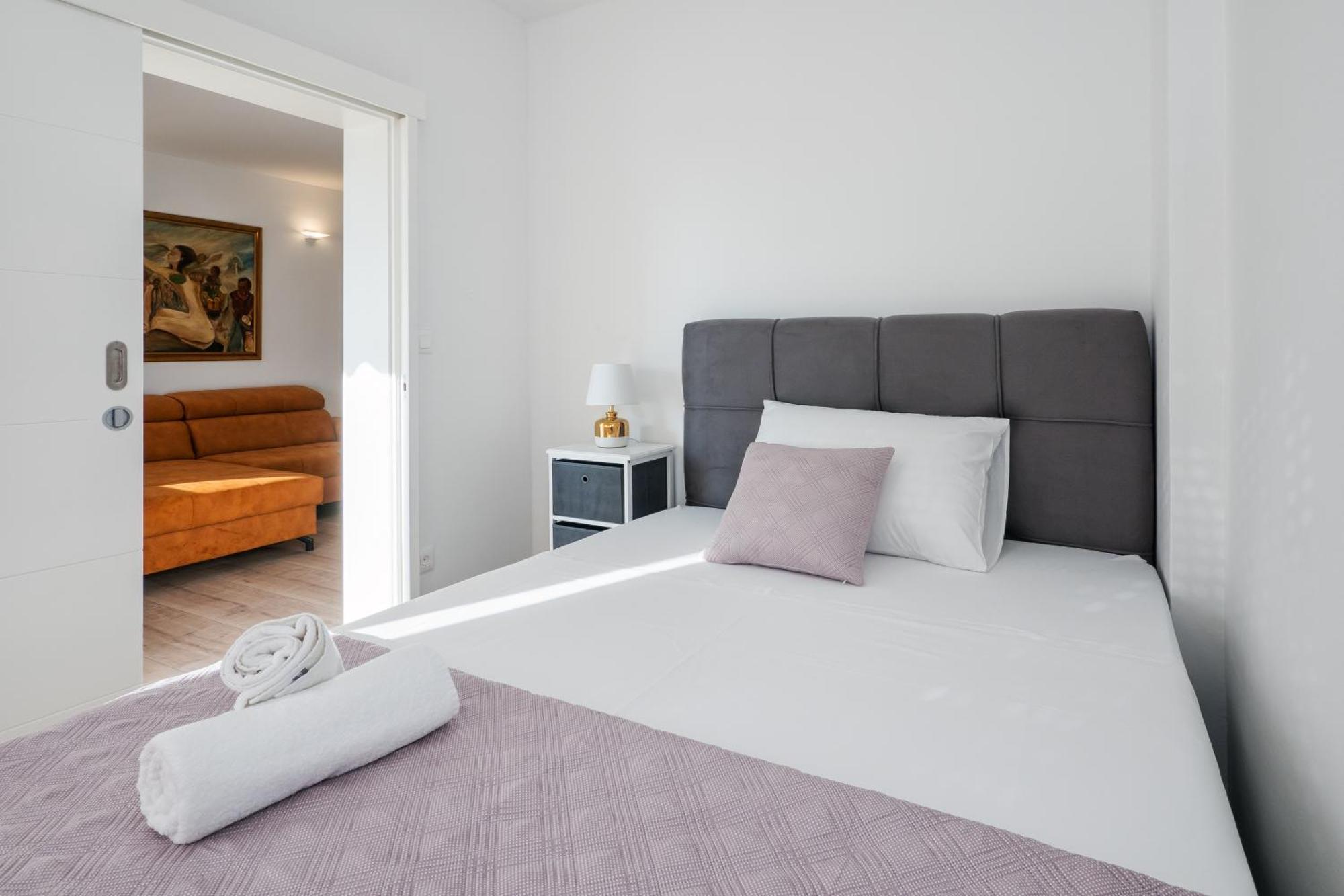 3-Bedroom Sea View Apartment - Balcony, Elevator - Spinut, Split Сплит Екстериор снимка