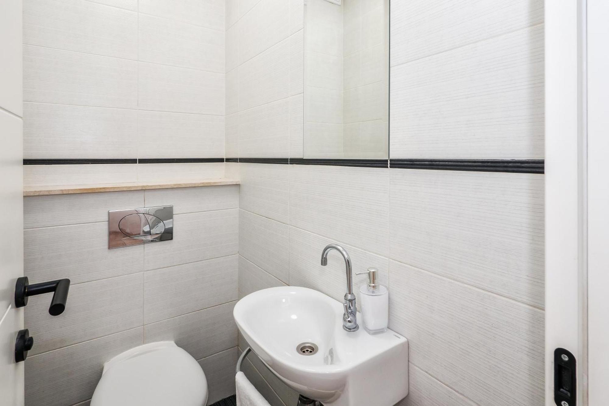 3-Bedroom Sea View Apartment - Balcony, Elevator - Spinut, Split Сплит Екстериор снимка